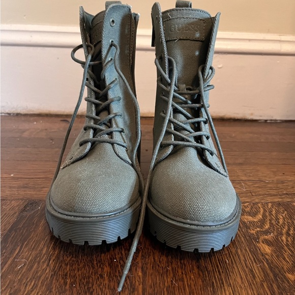 Women’s size 8 Guess Combat Boot - Picture 2 of 4